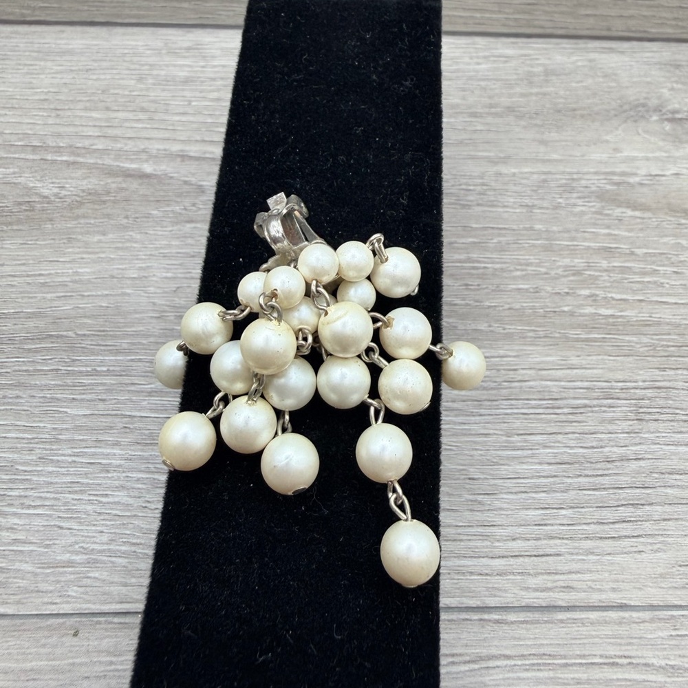 Elegant Pearl Drop Brooch